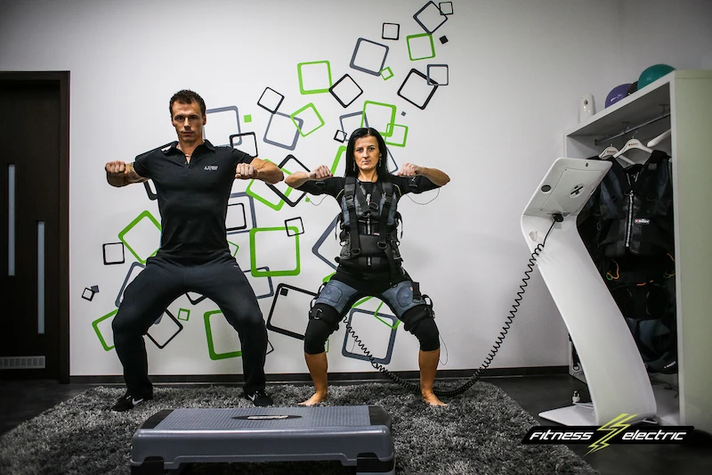 Dvojice při EMS tréninku v původním studiu Fitness Electric